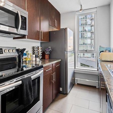 Gardenview Modern Condo With Parking, Gym, Pool, Ac Vancouver Exterior photo