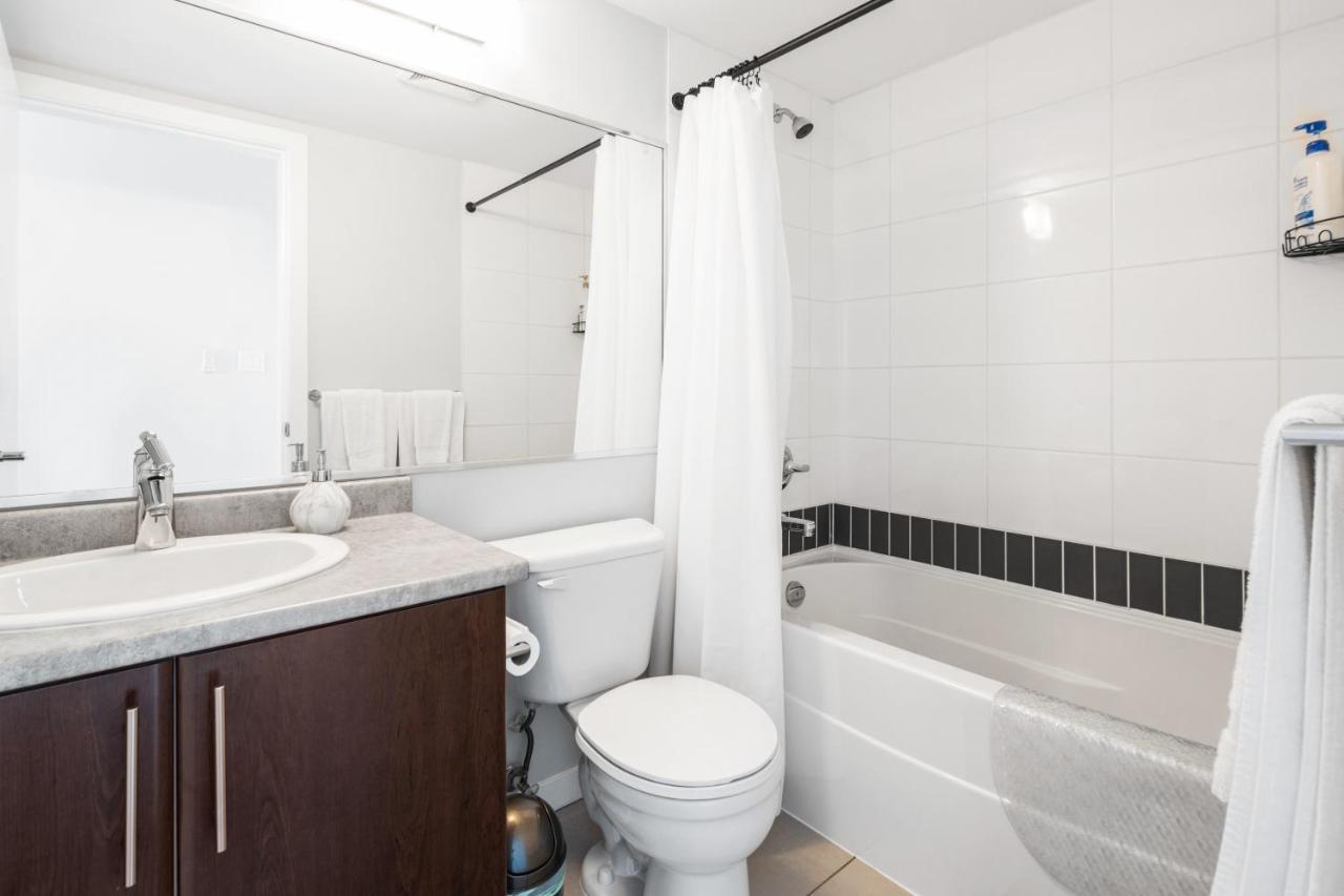Gardenview Modern Condo With Parking, Gym, Pool, Ac Vancouver Exterior photo