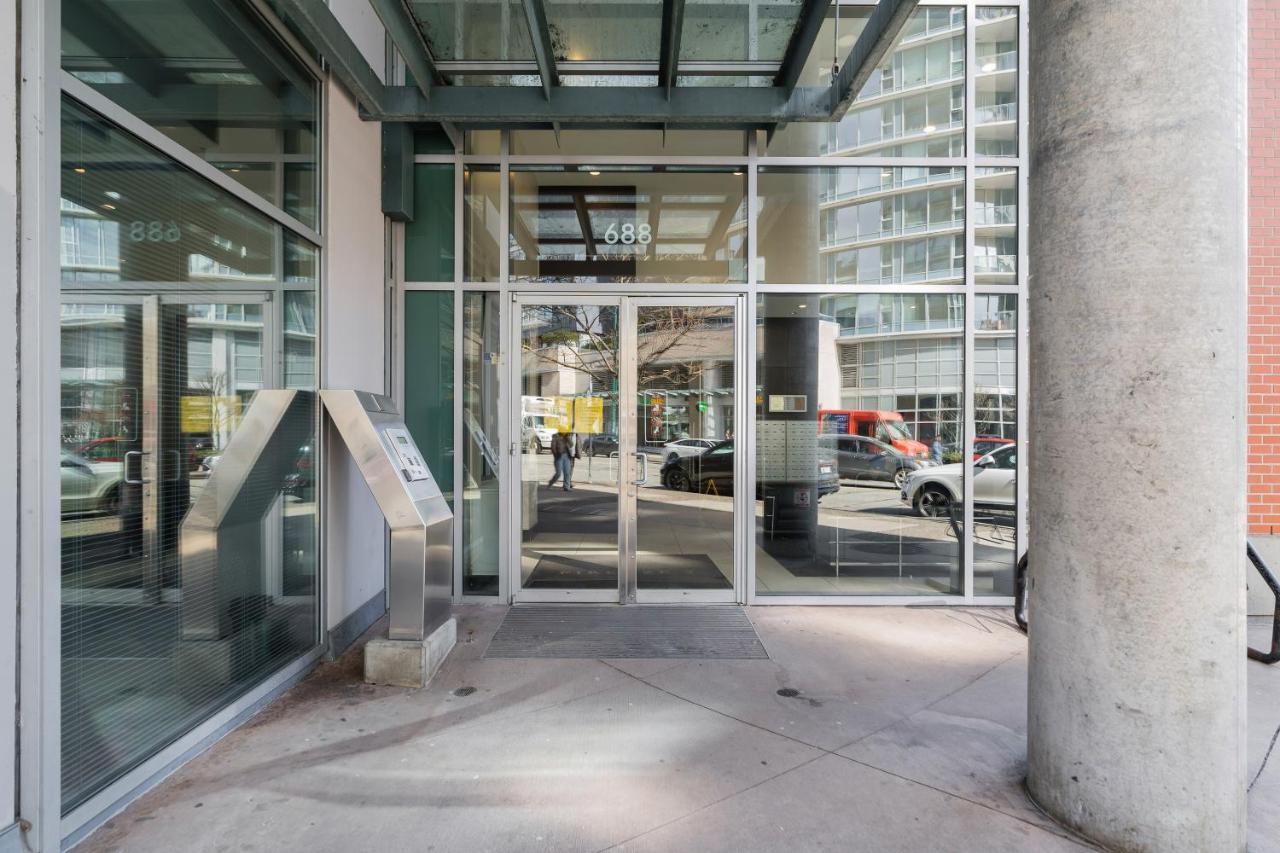 Gardenview Modern Condo With Parking, Gym, Pool, Ac Vancouver Exterior photo