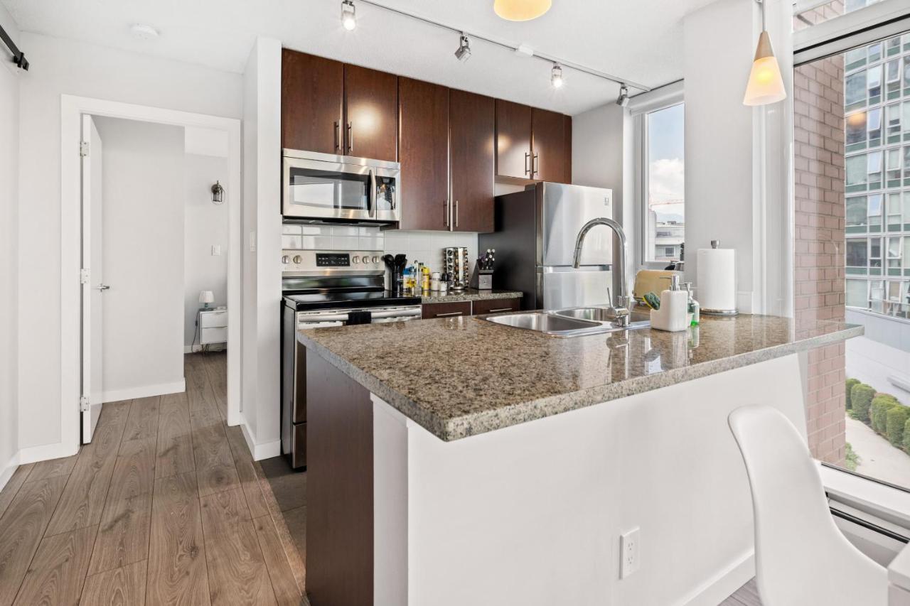Gardenview Modern Condo With Parking, Gym, Pool, Ac Vancouver Exterior photo