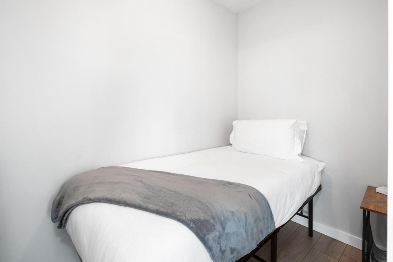 Gardenview Modern Condo With Parking, Gym, Pool, Ac Vancouver Exterior photo