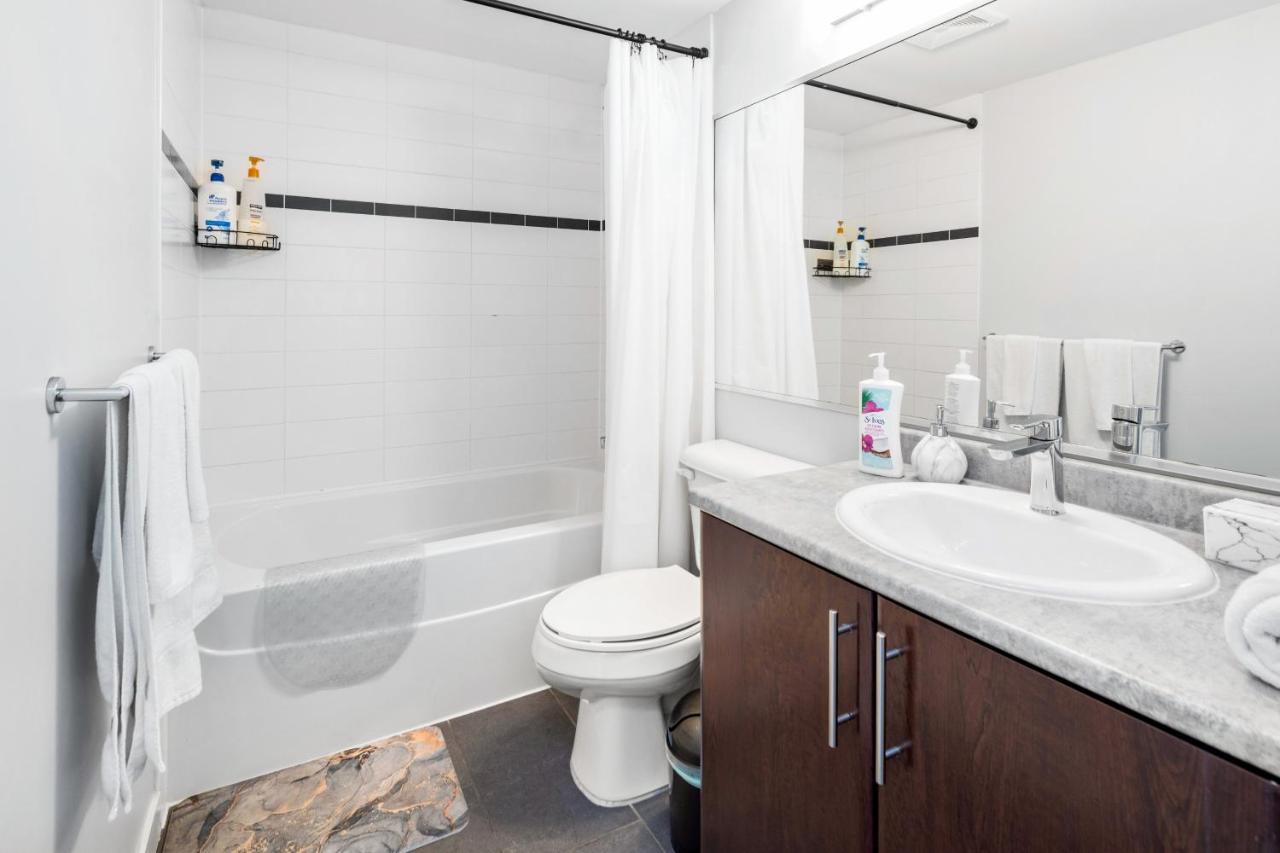 Gardenview Modern Condo With Parking, Gym, Pool, Ac Vancouver Exterior photo
